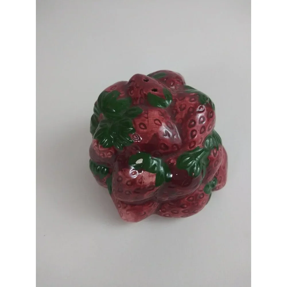 Vintage Basket Of Strawberries Salt & Pepper Shakers - Picture 11 of 11
